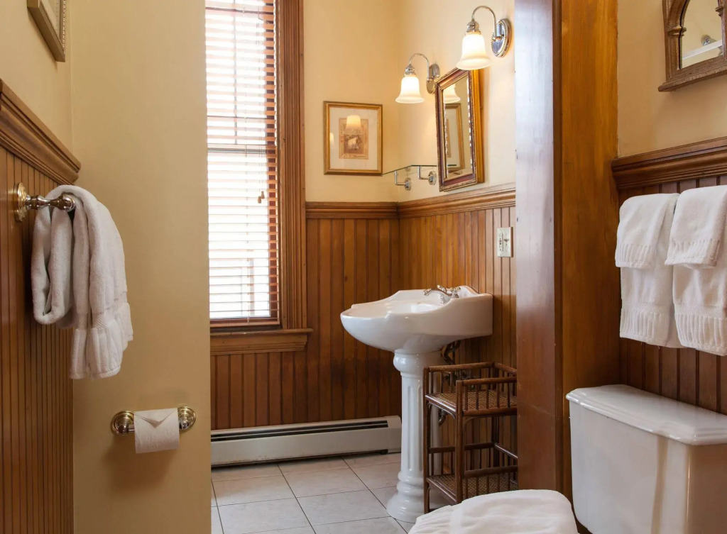 Lang House on Main Street Bed & Breakfast