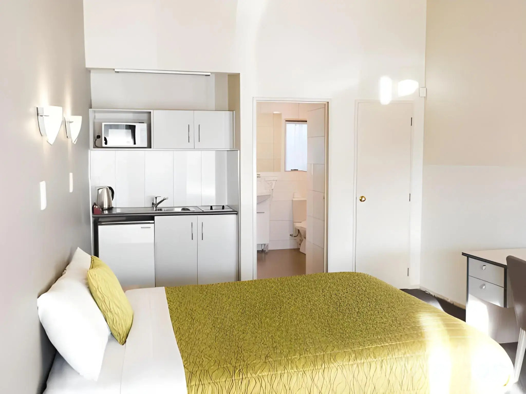 Airport Manor Inn
