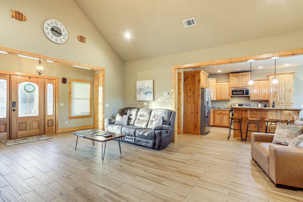 Fish the White River! Sleek Family Home in Flippin