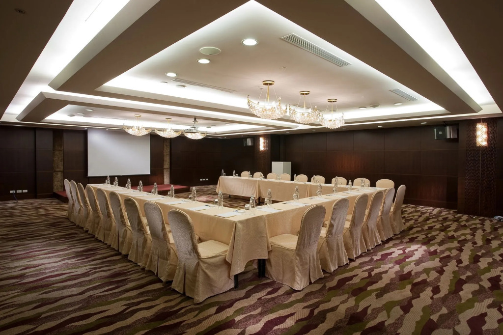 Queena Plaza Hotel