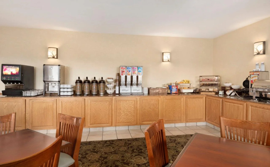 Country Inn & Suites by Radisson, Moline Airport