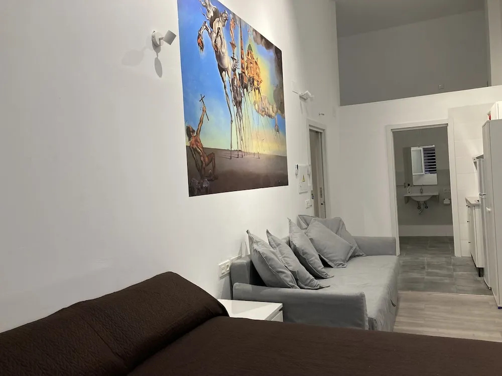 Golondrinas de Malaga "Apartamentos con mucho Arte" y terraza solarium en coliving