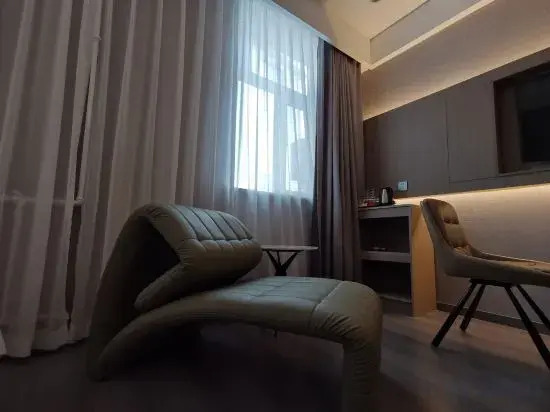 Four Seasons Jincheng Hotel (Five Avenues ZhiGu Subway Station)