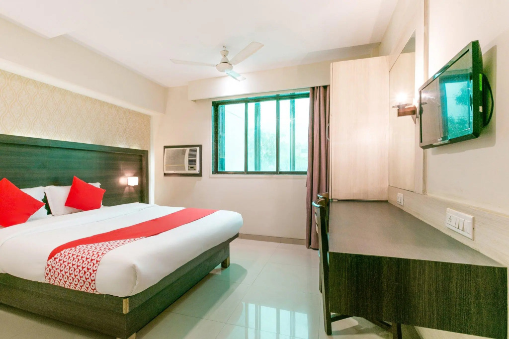 OYO 36215 Hotel Pearl Residency
