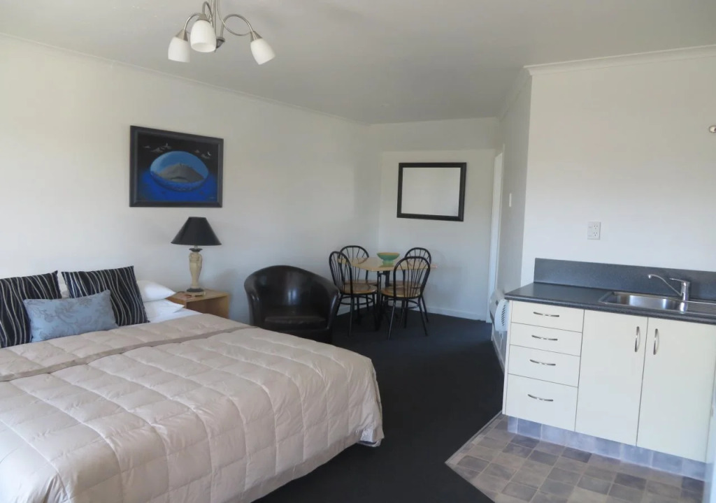 Colonial Motel