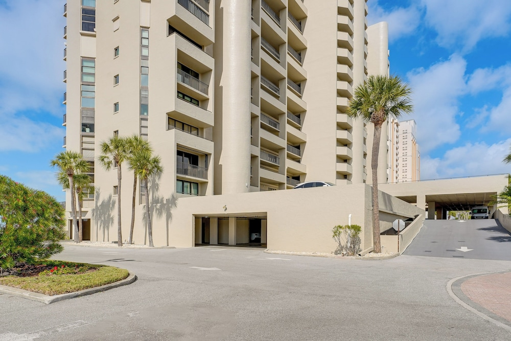 Walk to Sand Key! 11th-floor Clearwater Beach Gem