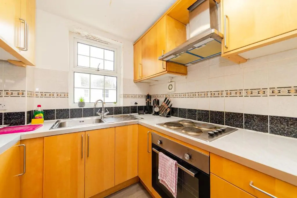 Cosy three bedroom flat next brighton seafront SLEEP 8