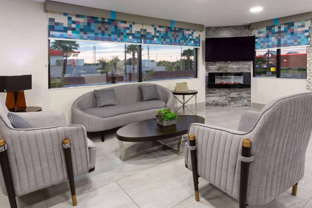 Super 8 by Wyndham Prattville Montgomery