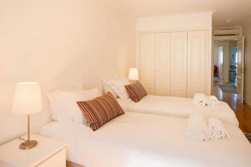 Stylish and Beautiful Apartment with Parking 24 by Lisbonne Collection