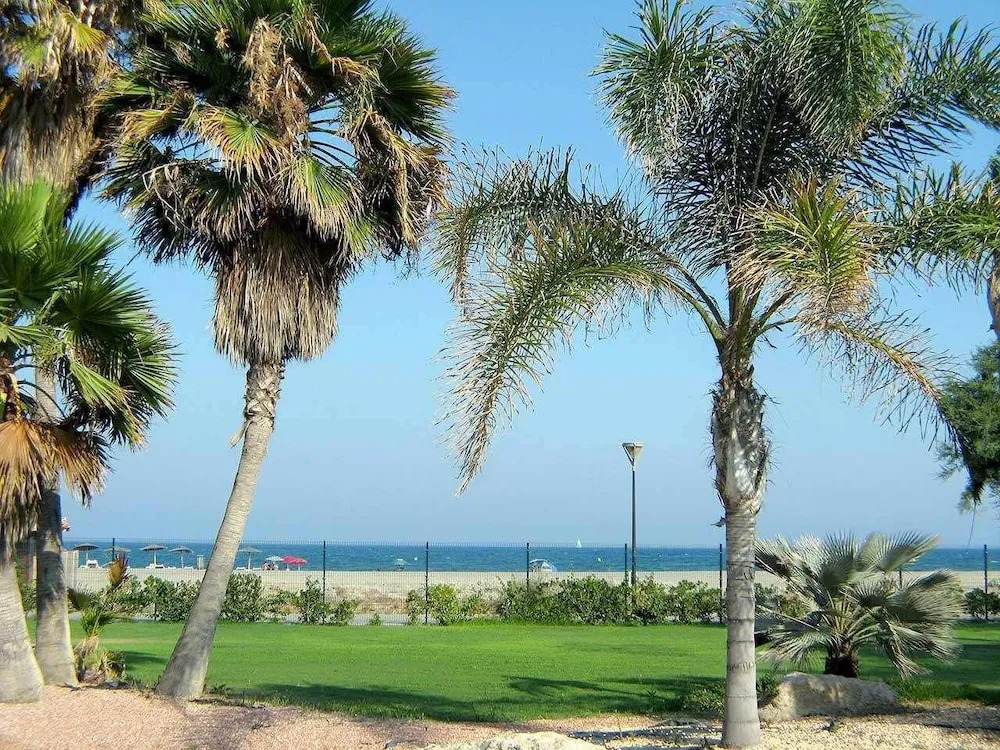 Venavera H21a - 2 Dorm / 1bath Walk to Beach