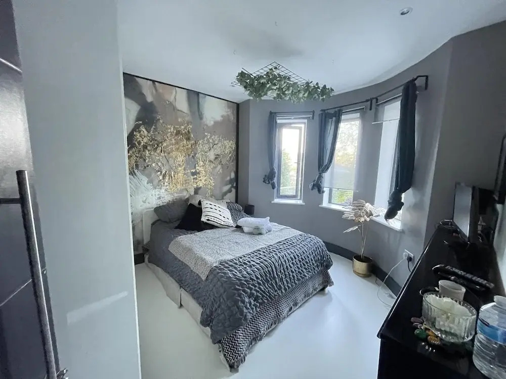 Artsy Retreat - Sleeps 4, Free Parking & Balcony