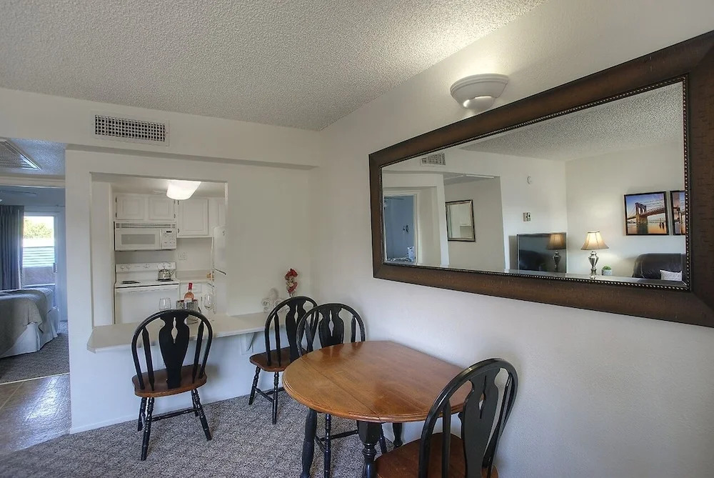 140 Fully Furnished Condo with WiFi by RedAwning