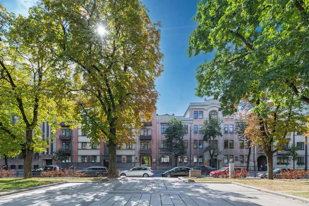 Downtown 4BD Master Apartment by Hostlovers