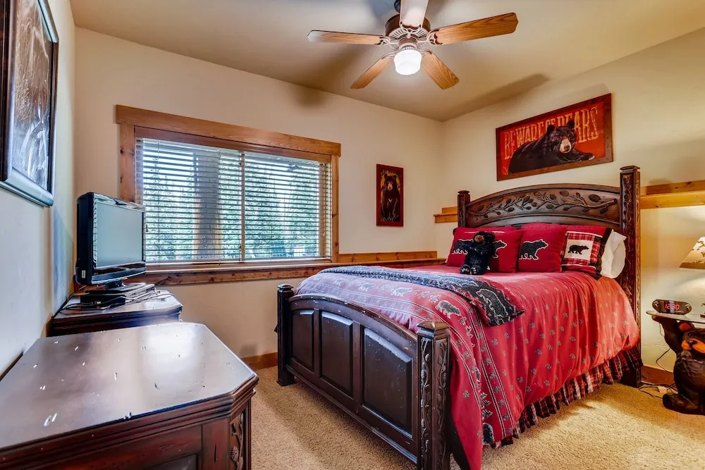 New Listing! Idyllic Mountain-view 4 Bedroom Home
