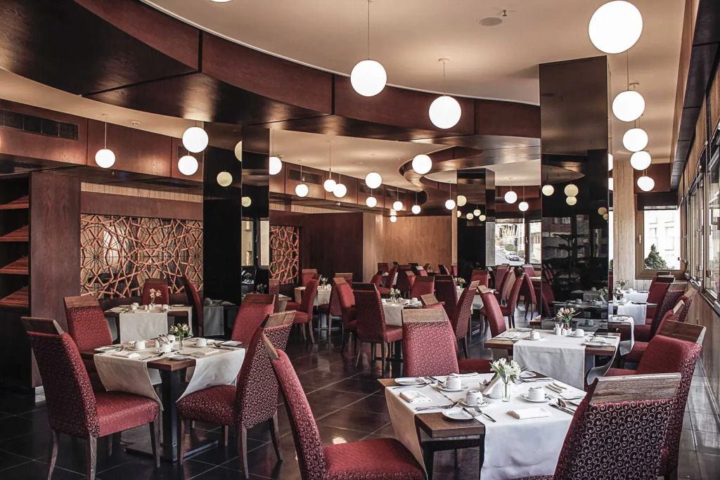 Eskan Alvand Hotel