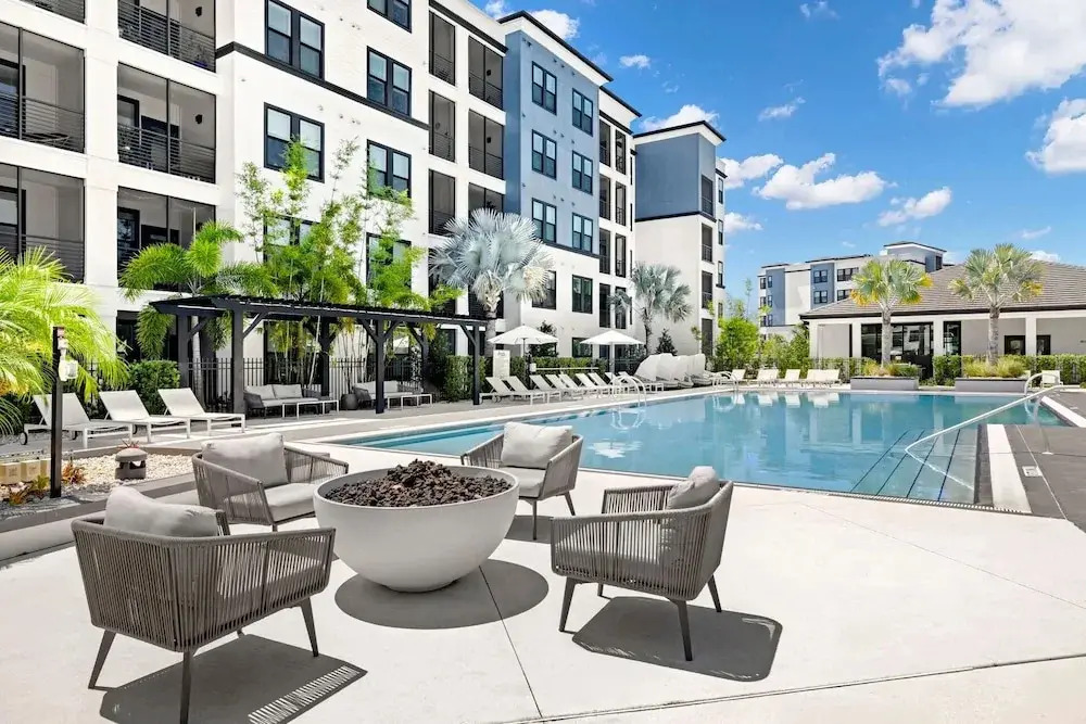 Landing Incredible 2BD Clubhouse Pool
