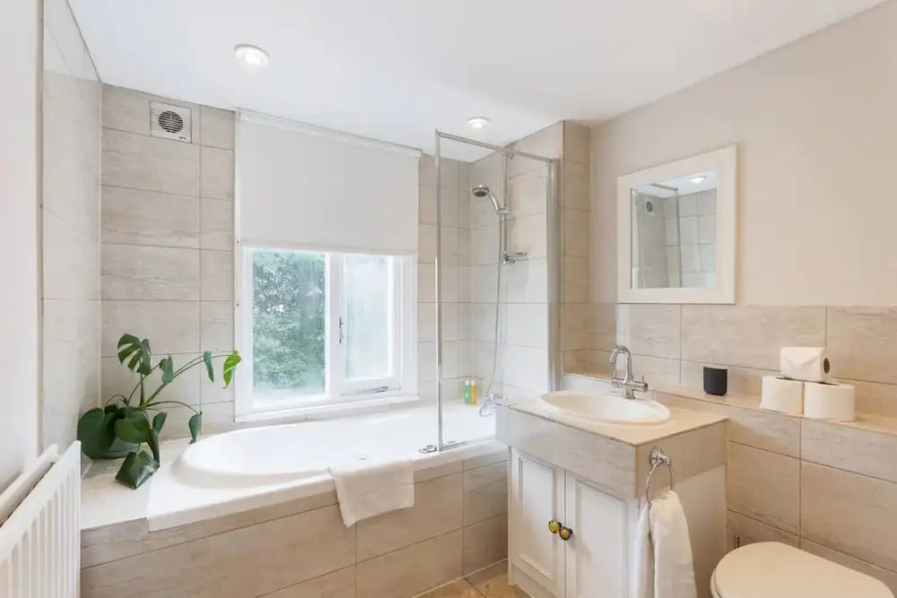 Beautiful 5 Bedroom Home With Garden in South Kensington