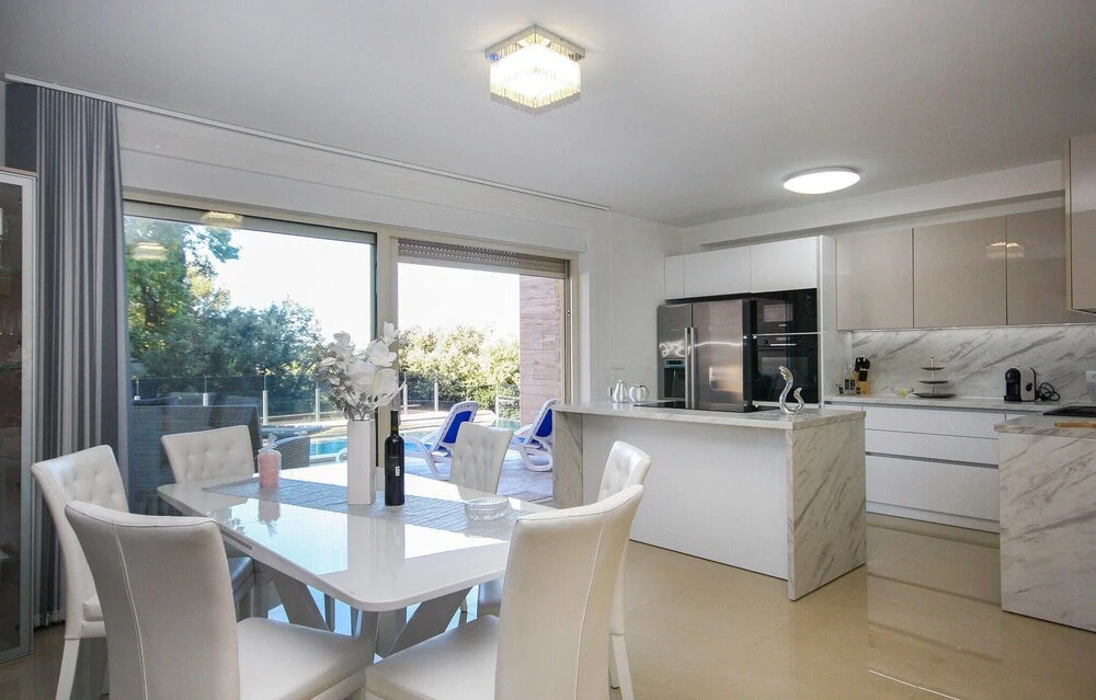 Stunning Apartment in Pjescana Uvala With 3 Bedrooms, Wifi and Outdoor Swimming Pool