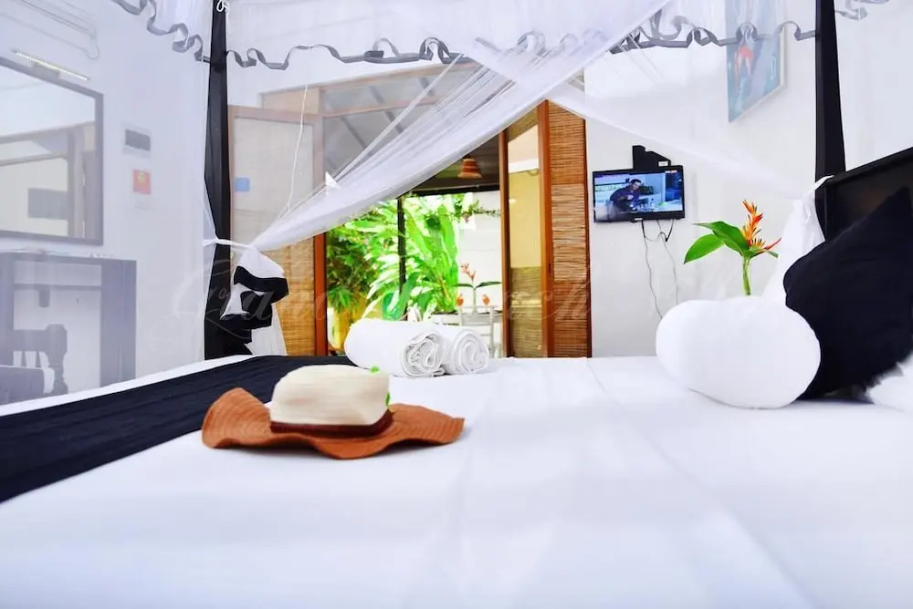 Grand Conch 4 BR Villa -3 Min walk to the beaches