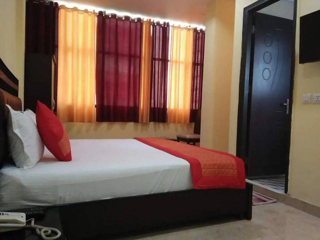 Hotel Maharaja Continental - 5 Mints walk From New Delhi Railways Station