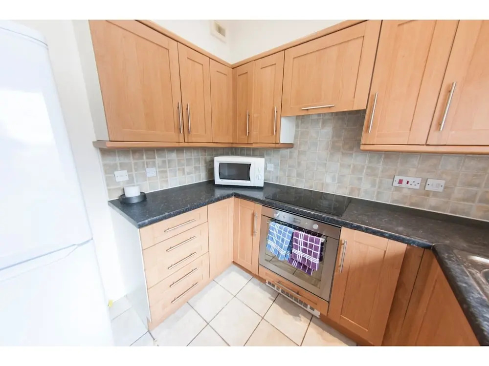 Newly Redecorated 2BR Victoria Docks Flat for 4