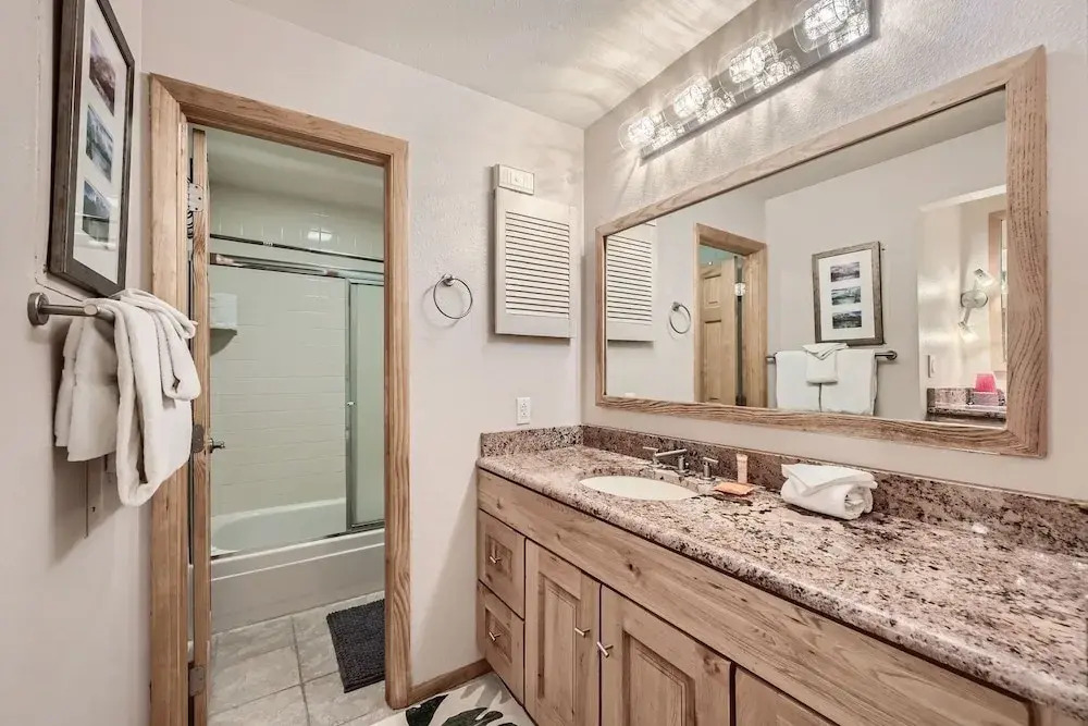 1147 Flying Dutchman 1 Bedroom Condo