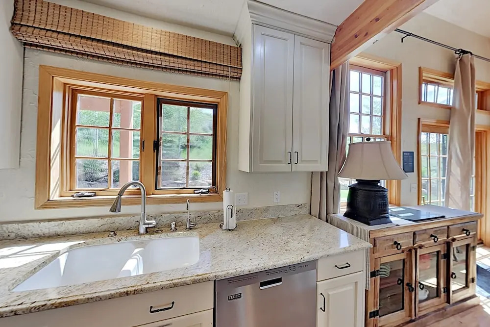 Jeremy Ranch : Hot Tub, Garage & 2 Kitchens 5 Bedroom Home