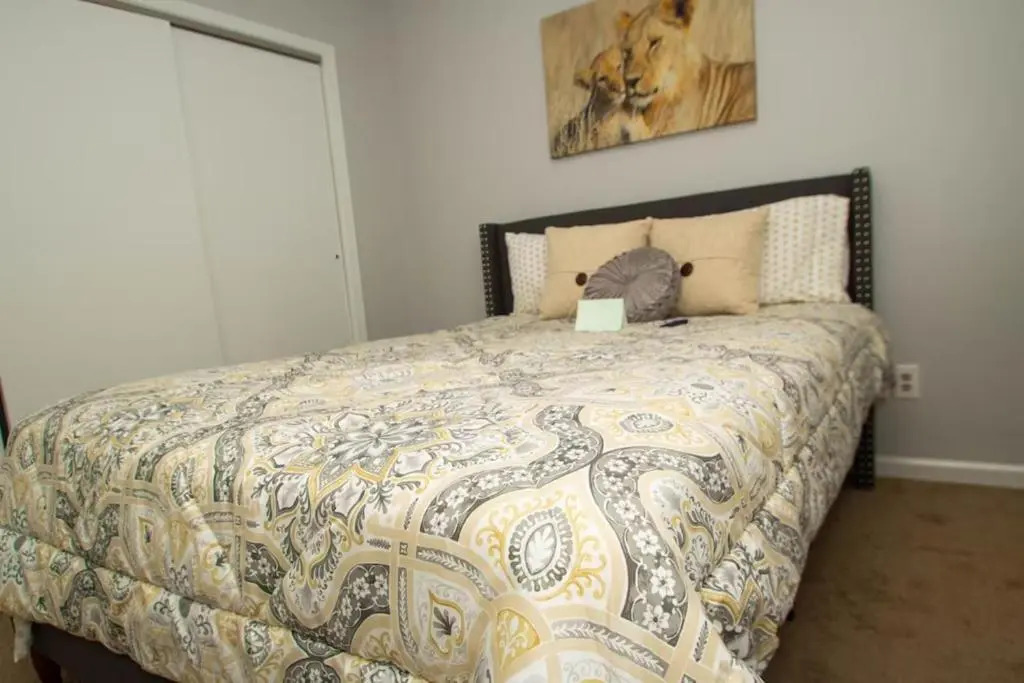 House - Sleeps 9 - Parking - Patio