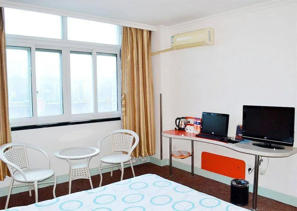 Motel 168 (Shanghai Hongqiao Hub, Qixin Road Metro Station)