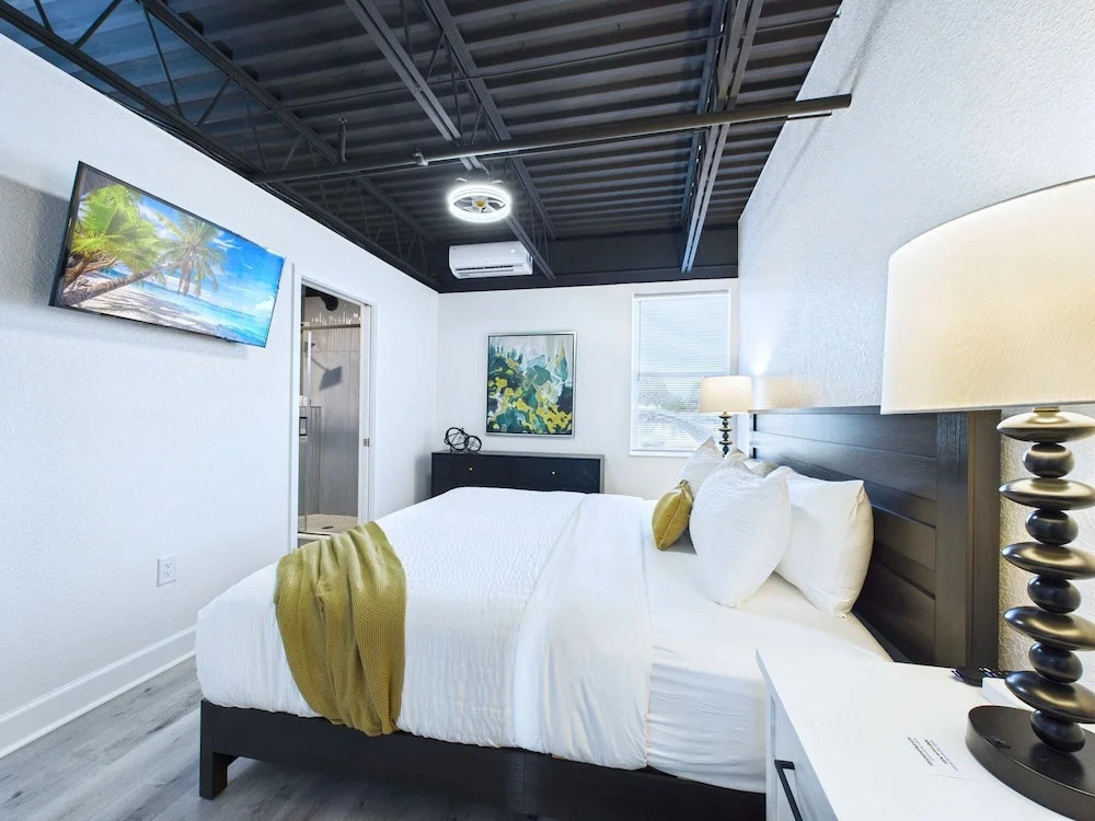 Stylish Loft Minutes From Beach Port - Unit 204