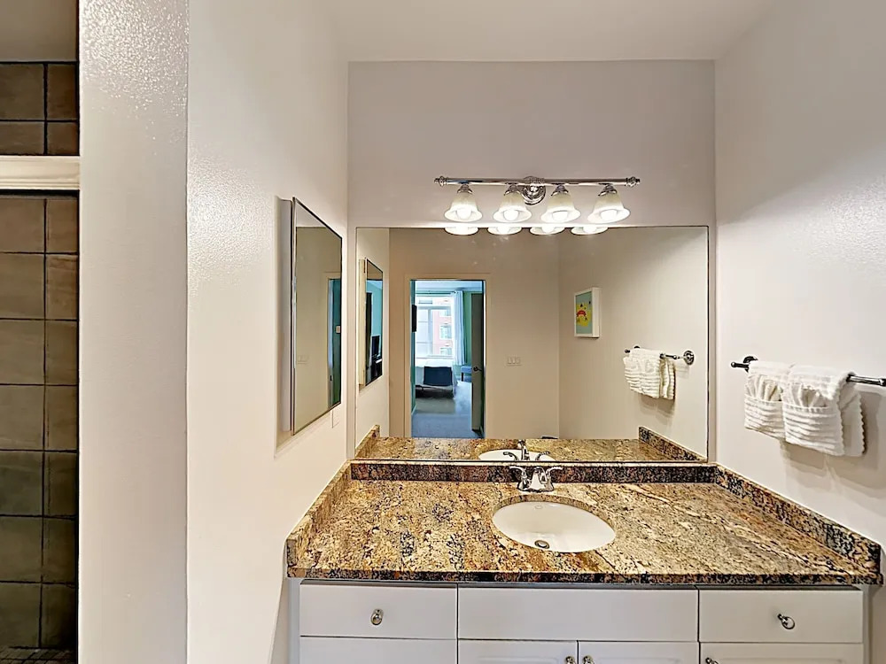 Chic Belltown Court W/ Pool & Rooftop Deck 2 Bedroom Condo