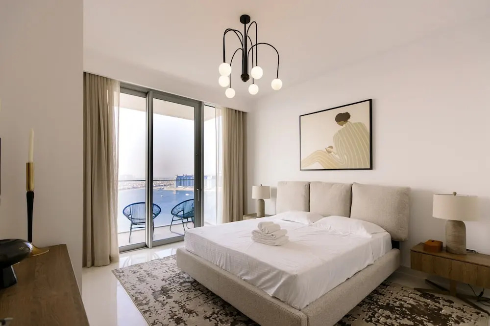 Beachfront 2BD apartment with Palm View