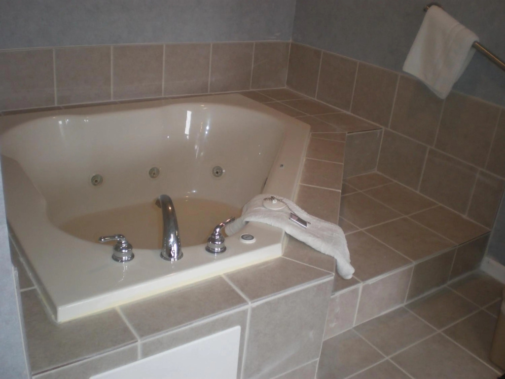 Village Inn & Suites - Smithville