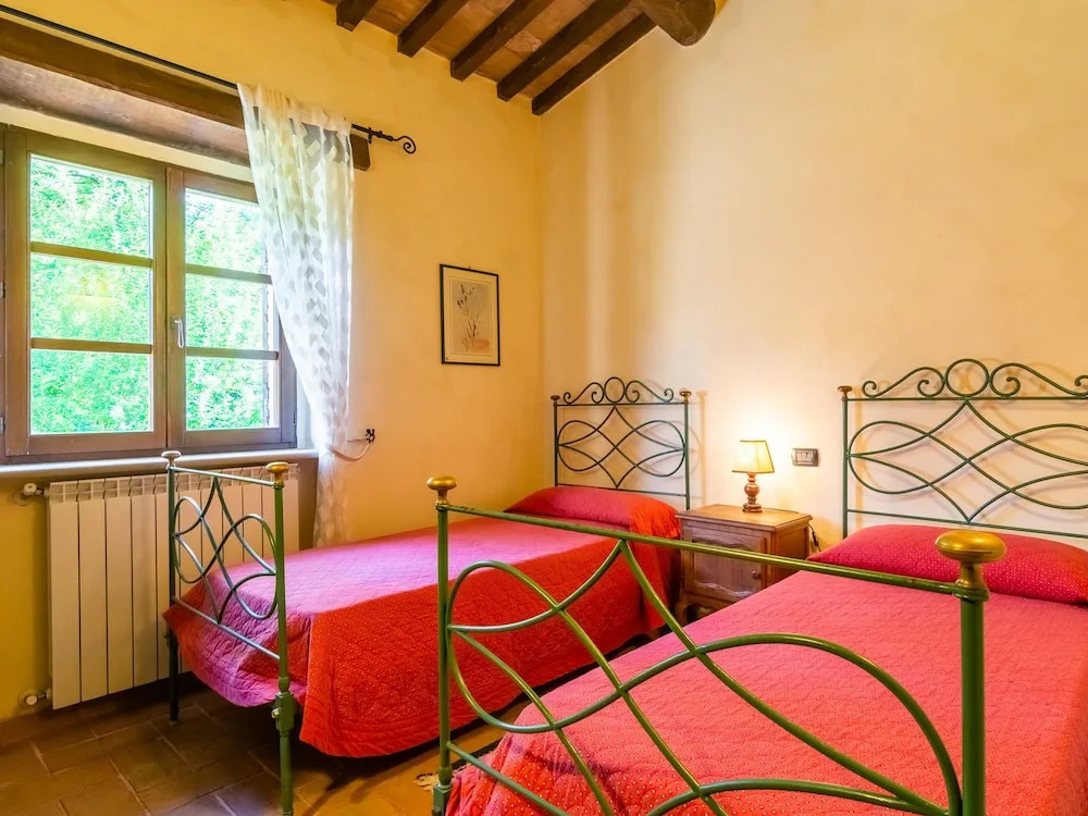 Estate With 5 Apartments, Swimming Pool, Large Garden