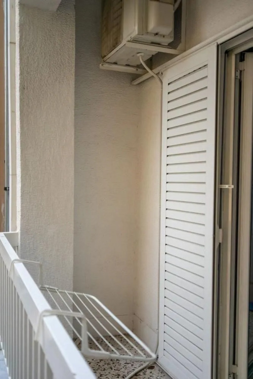"Daydreamers Flat", staircase to Neos Kosmos
