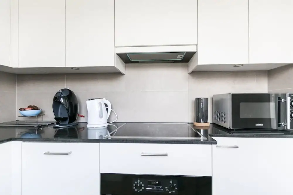 Modern Flat w Netflix Balcony top Location