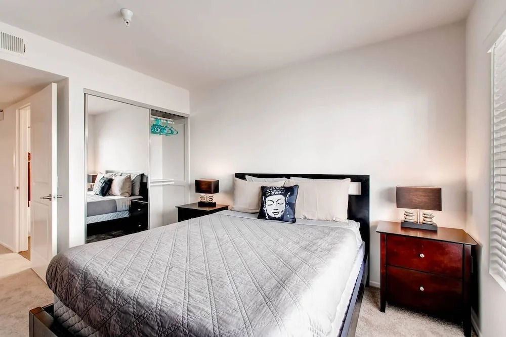 Beautiful San Diego Private Entrance Open Bedroom + Upstairs Loft! (H1)