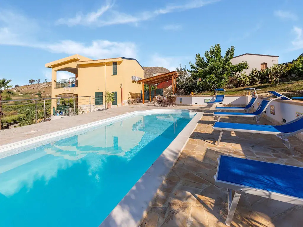 Attractive Apartment in Realmonte with Shared Swimming Pool