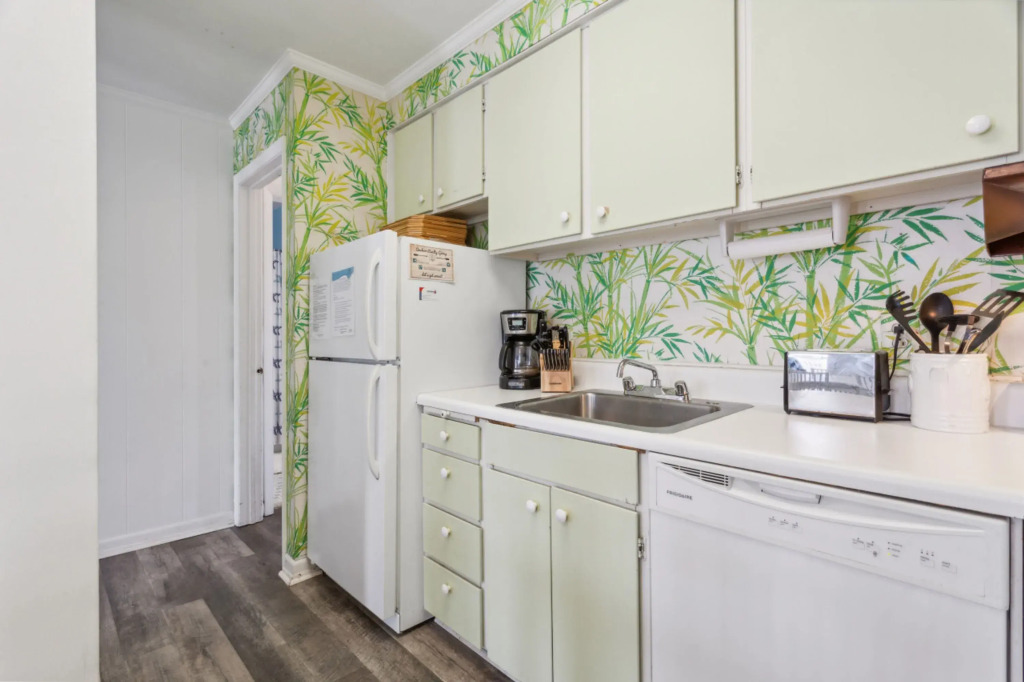 Retro Turtle Reef Condo 1 Block From Beach w Pool