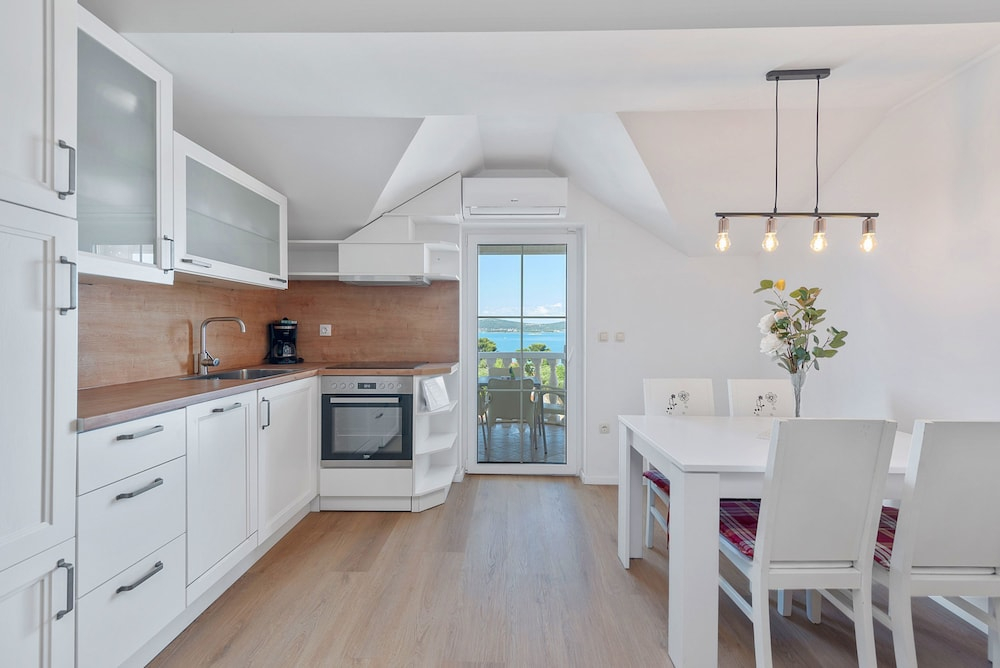 Superior Apartment Tania 13