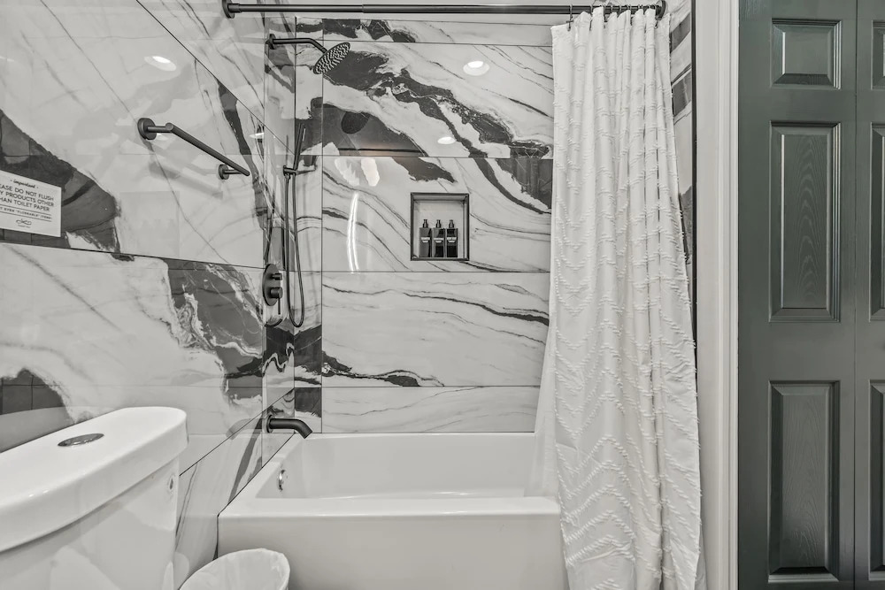 Charming Historic Gem Heart of Philly 2B