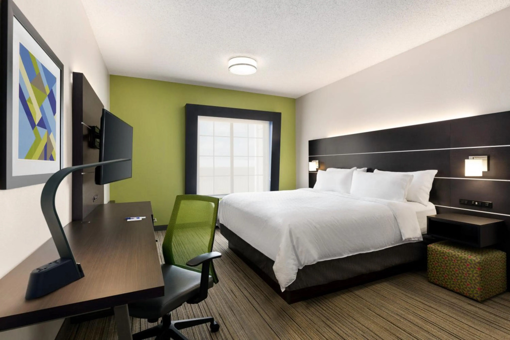 Holiday Inn Express & Suites Shawnee by IHG