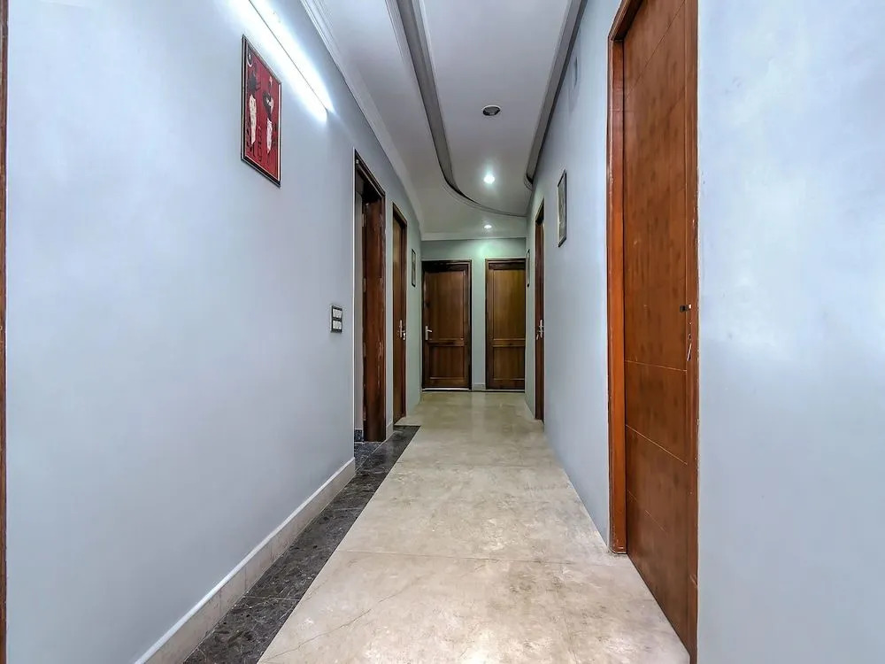 OYO 18254 Glorious Stayz