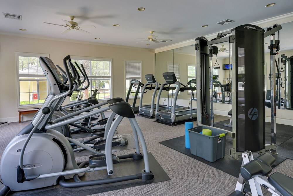 Mount Pleasant Condo w/ Pool & Bikes: Near Beach!
