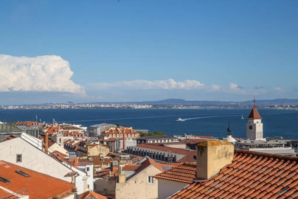 Spacious 6Bedroom House w/ Sunny Terrace in Lisbon