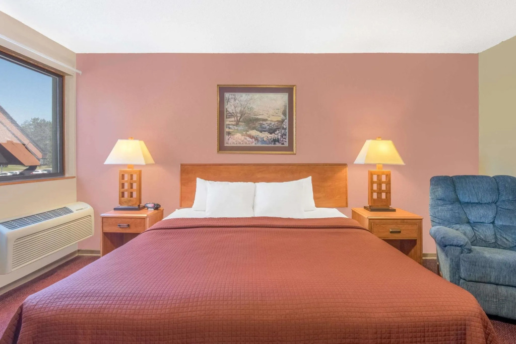 Super 8 by Wyndham Grand Rapids