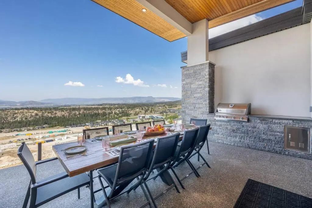 Newly Modern House w/ urban landscape of Kelowna!！
