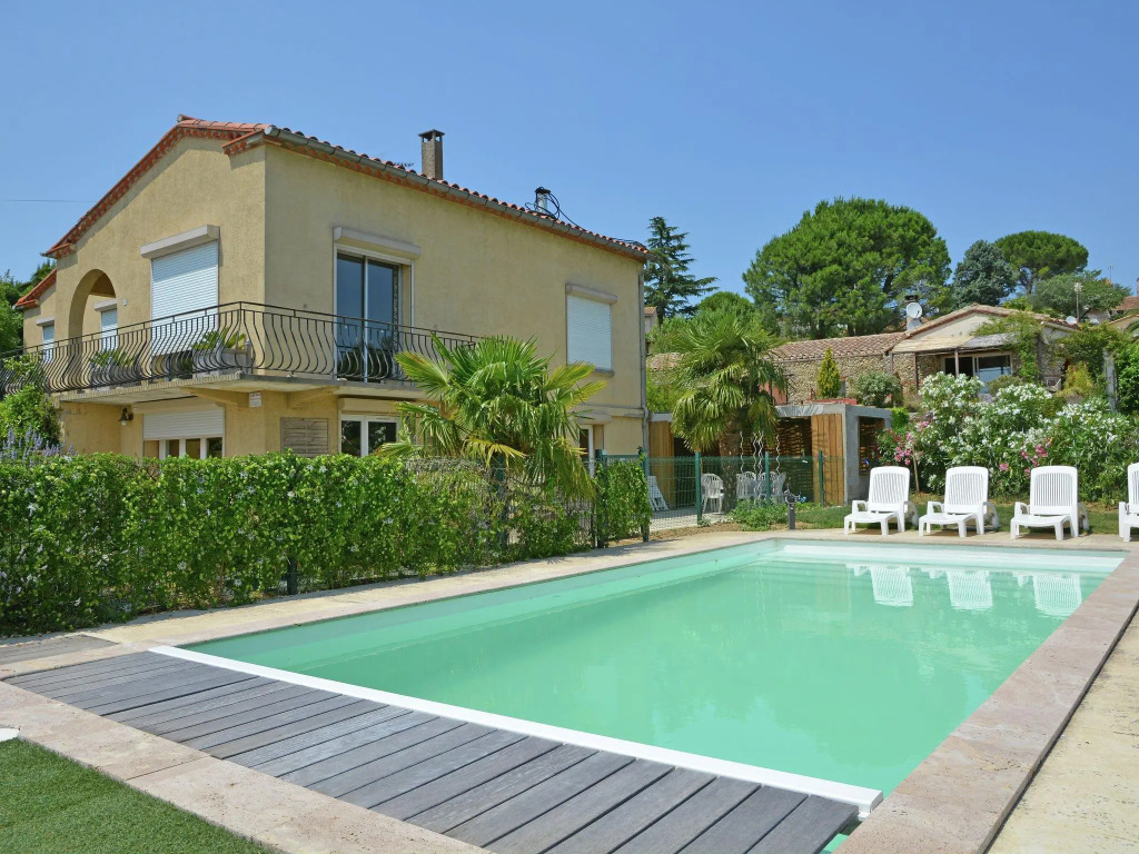 Single storey cottage with view on the Medieval city