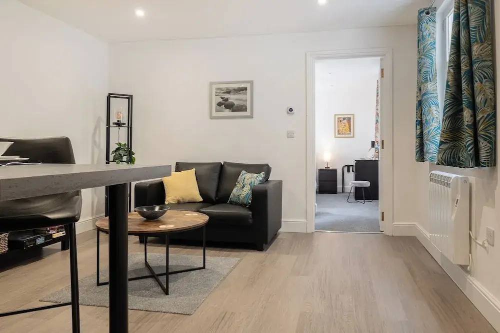 Gorgeous 1 BD in Central Cheltenham