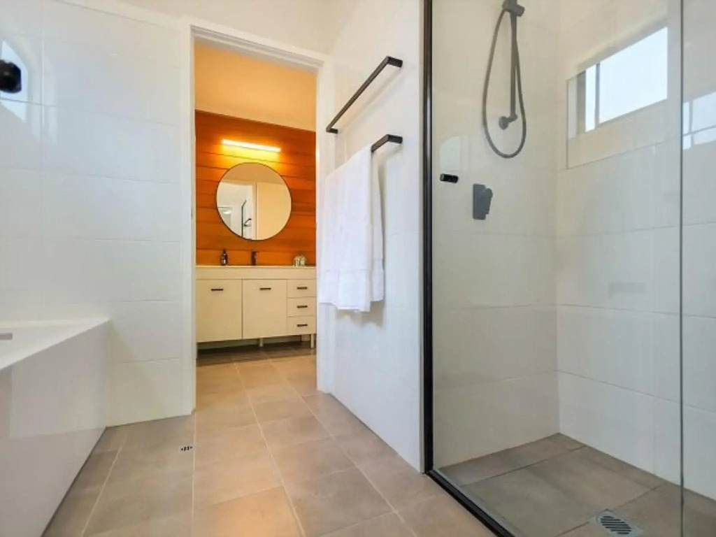 3 Minute Walk to Collingwood Beach Pet Friendly and Stylish